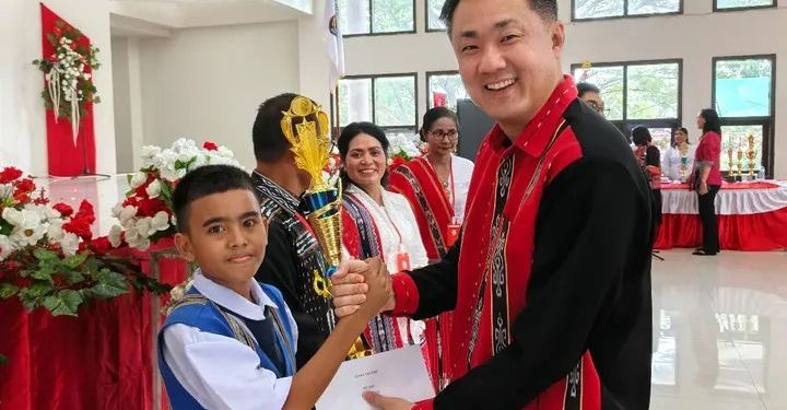 Partisipasi Semesta untuk Pendidikan Bermutu: Hardiknas 2026 Tanimbar Ditutup dengan Penyerahan SK Purnabakti dan Piala Lomba