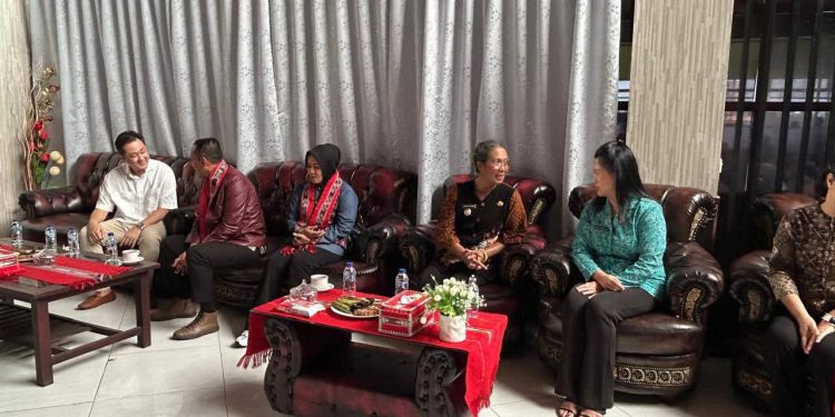 Bupati dan Wabup Kepulauan Tanimbar Sambut Kedatangan Kajari Baru di Bandara Lorulun