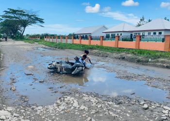 Bahayakan Pengendara,Warga Keluhkan Jalan Berlubang Di Ruas Jalan Raya SMAN 6 Buru