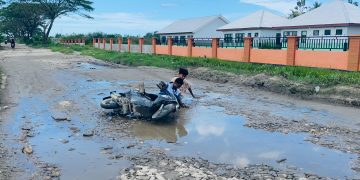 Bahayakan Pengendara,Warga Keluhkan Jalan Berlubang Di Ruas Jalan Raya SMAN 6 Buru