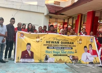 Beri Bantuan Qurban di SMK 2 Ambon, SOKSI Maluku Jadikan Momentum Penguatan Karakter Pelajar