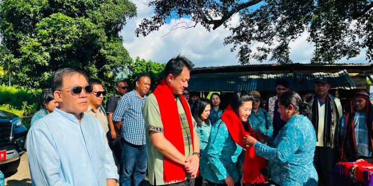 Bupati Ricky Jauwerissa dan Wabup Juliana Ratuanak Hadirkan Semangat Baru bagi Pendidikan dan Kesehatan Desa