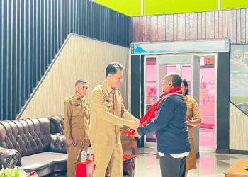 Bupati Ricky Jauwerissa Sambut Tim Dewan Sumber Daya Air Nasional di Tanimbar, Awali Kunjungan Kerja dengan Prosesi Adat
