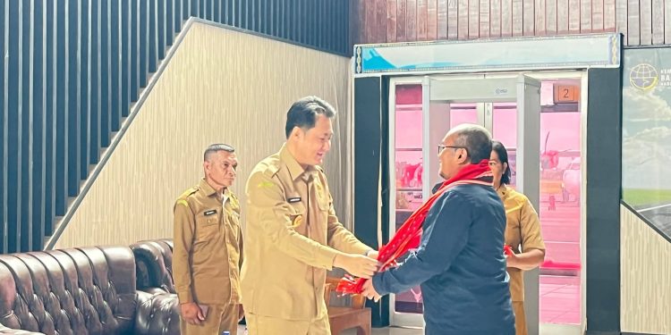 Bupati Ricky Jauwerissa Sambut Tim Dewan Sumber Daya Air Nasional di Tanimbar, Awali Kunjungan Kerja dengan Prosesi Adat