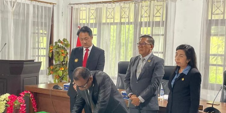 DPRD Tanimbar Gelar Paripurna, Bupati Ricky Jauwerissa Serahkan Ranperda Pertanggungjawaban APBD 2025 kepada Ketua DPRD Richie Anggito