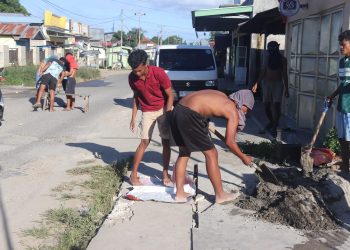 Tak Kunjung Di Perbaiki, Pemuda Bandar Angin Turun Tangan Tutup Lubang Jalan