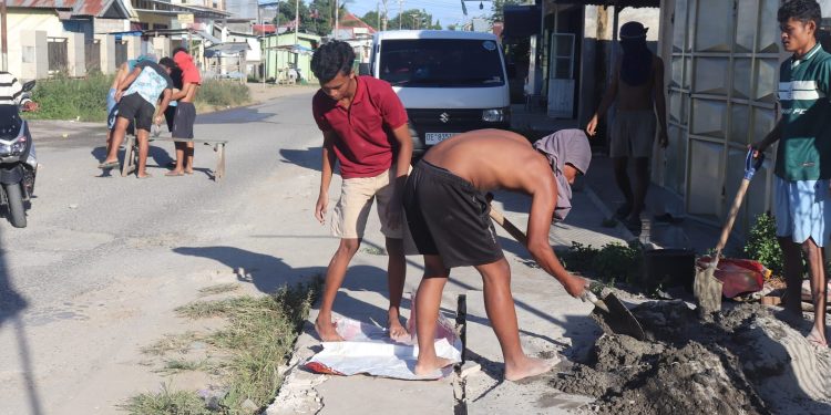 Tak Kunjung Di Perbaiki, Pemuda Bandar Angin Turun Tangan Tutup Lubang Jalan