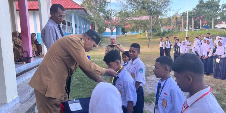 Pembukaan MPLS SMKN 7 Buru, Kepala Pengawas Dikmensus Tekankan Tantangan Adalah Kesempatan Bertumbu.