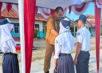 Buka MPLS SMAN 2 Buru, Kacabdin Rahman Ali Tegaskan GAMAS Dan Sematkan Tanda Pengenal Siswa Baru