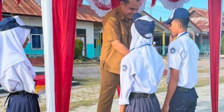 Buka MPLS SMAN 2 Buru, Kacabdin Rahman Ali Tegaskan GAMAS Dan Sematkan Tanda Pengenal Siswa Baru