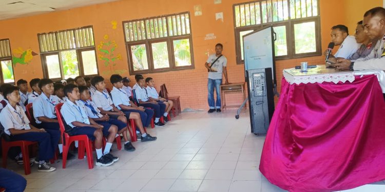 Hari Ketiga MPLS, SMKN 3 Buru Hadirkan Polisi Beri Edukasi Sekolah Aman dan Nyaman