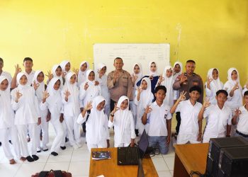 Polisi Mengajar Di SMKN 7 Buru, Personel Polres Buru Berikan Materi Desain Komunikasi Visual
