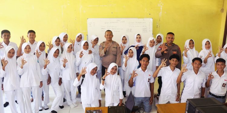 Polisi Mengajar Di SMKN 7 Buru, Personel Polres Buru Berikan Materi Desain Komunikasi Visual