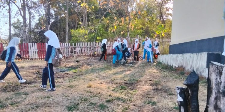 Siswa SMAN 13 Buru Gelar Bakti Bersihkan Lingkungan Sekolah