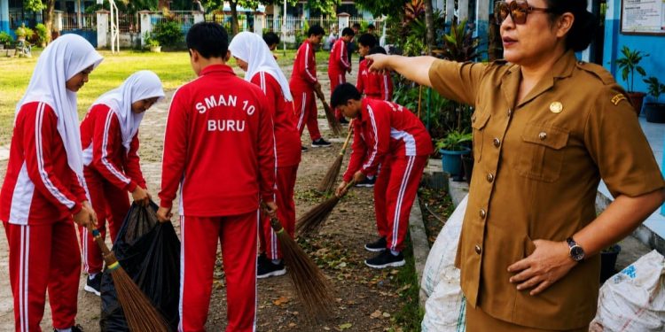 Semangat Gotong Royong dan Toleransi Warnai Aksi Jumat Bersih SMAN 10 Buru