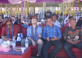 Di Sambut Lenso dan Atraksi Makan Bara Api, Tamu Amerika Kagum di HUT ke-11 SMKN 7 Buru