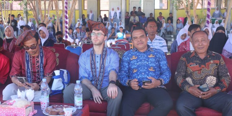 Di Sambut Lenso dan Atraksi Makan Bara Api, Tamu Amerika Kagum di HUT ke-11 SMKN 7 Buru