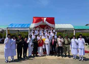 Perkuat Sinergi Pendidikan, Kacabdin Dikmensus Buru Hadiri Upacara HUT RI ke-81 di Siahoni Namlea