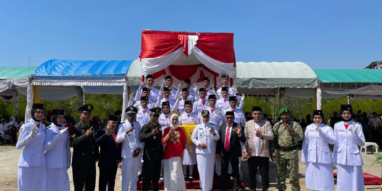 Perkuat Sinergi Pendidikan, Kacabdin Dikmensus Buru Hadiri Upacara HUT RI ke-81 di Siahoni Namlea
