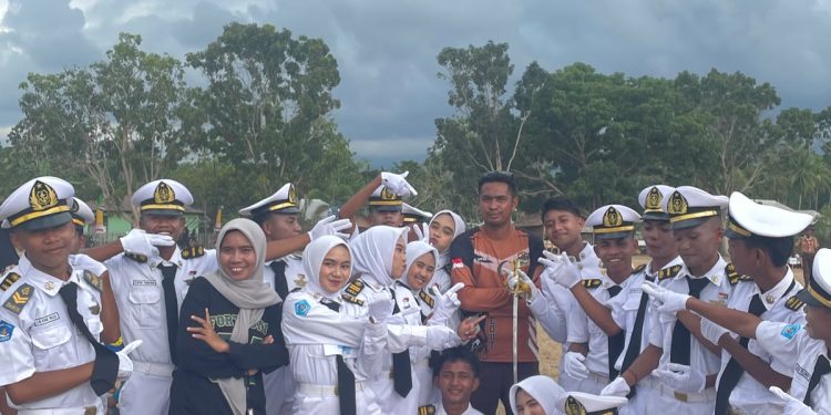 Gerak Jalan Indah Semarakan HUT ke-81 RI Airbuaya, SMKN 5 Buru Tampil Berwibawa