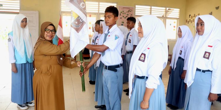 Neja Rianty Serahkan Mandat, Raswan Siabel Resmi Pimpin OSIS SMA Negeri 13 Buru